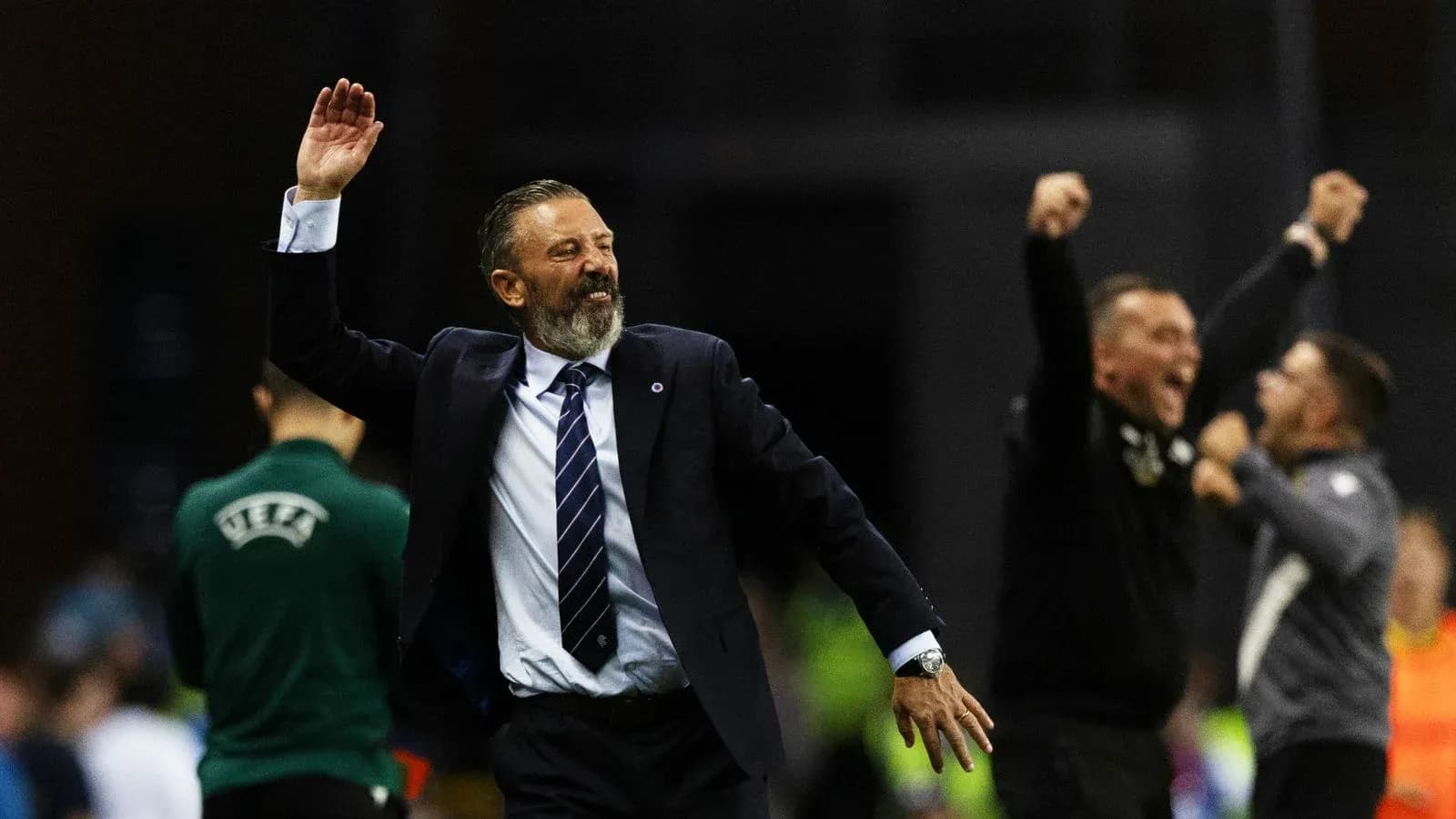 Entrenador celebrando una victoria en el partido