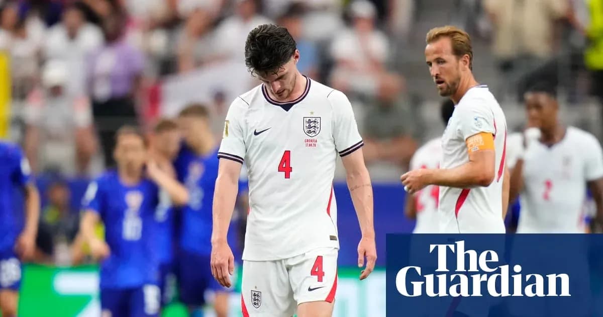 Jugadores de Inglaterra caminando tras derrota en partido