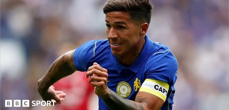 Jugador de fútbol corriendo con camiseta azul y cinta de capitán