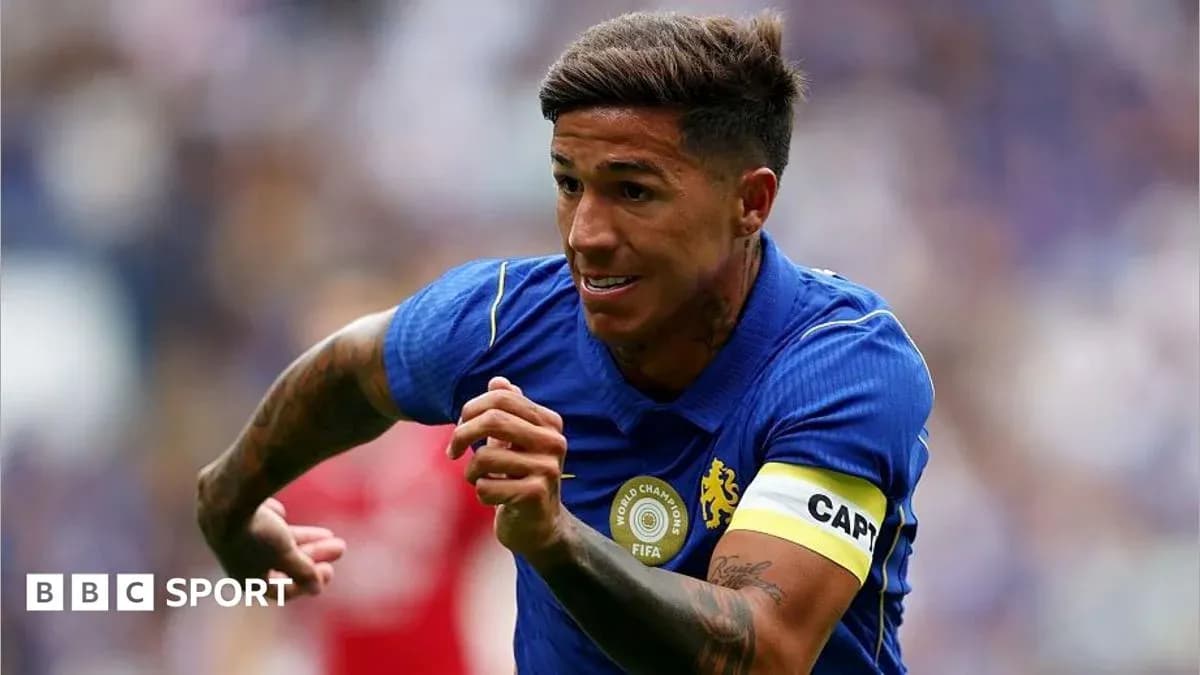 Jugador de fútbol corriendo con camiseta azul y cinta de capitán