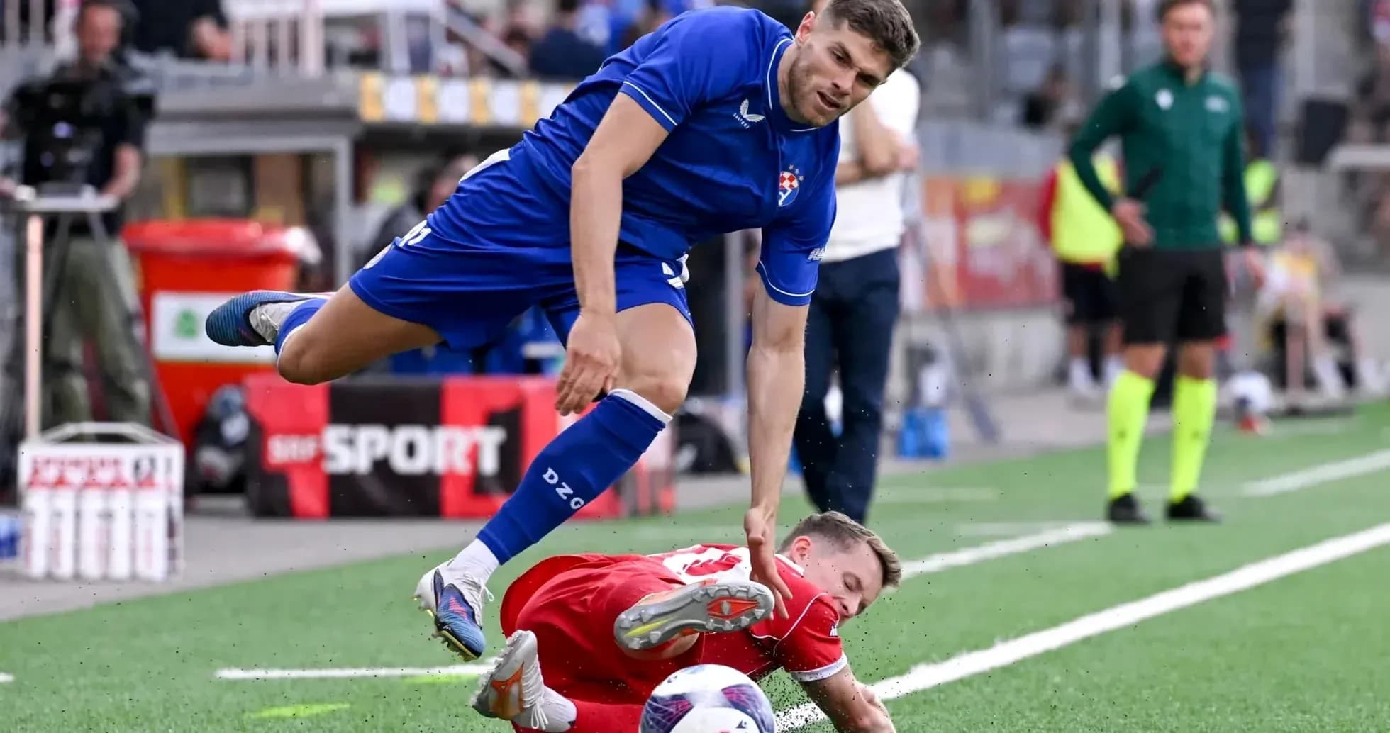 Jugador de Dinamo Zagreb en acción durante el partido