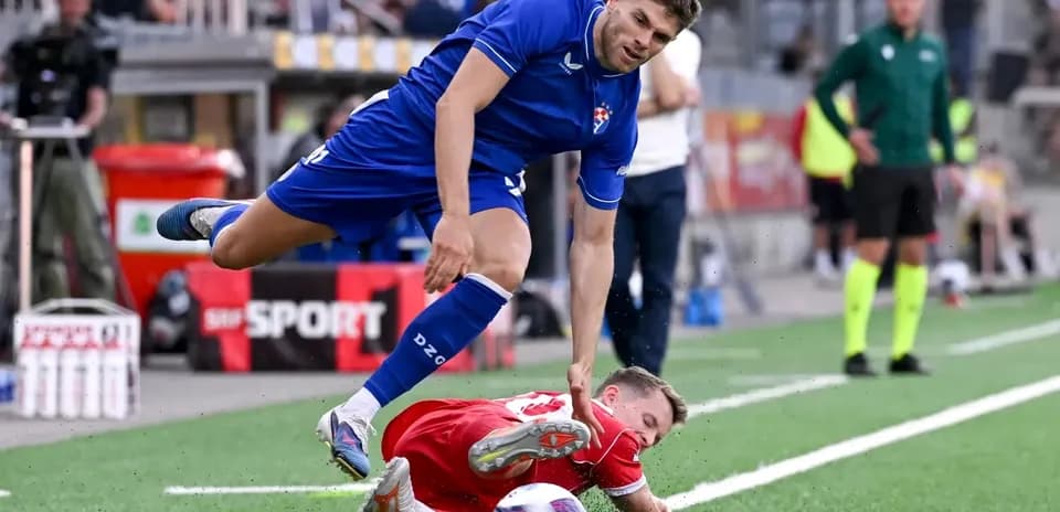 Jugador de Dinamo Zagreb en acción durante el partido