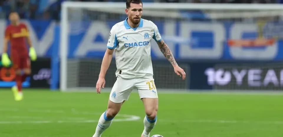 Jugador de Marsella controlando el balón en el campo