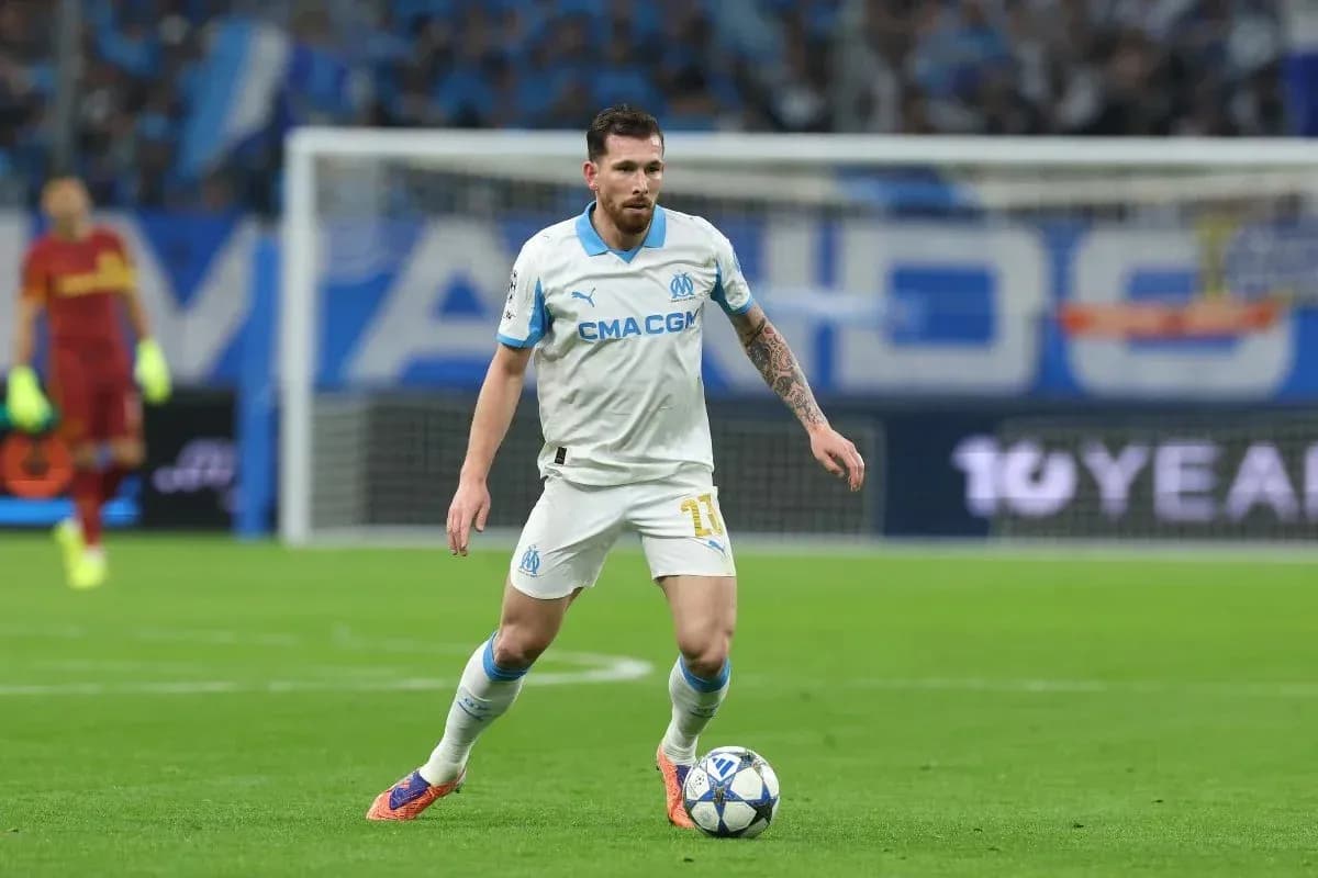 Jugador de Marsella controlando el balón en el campo