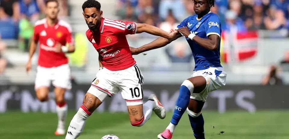 Jugador de Manchester United siendo desafiado por rival