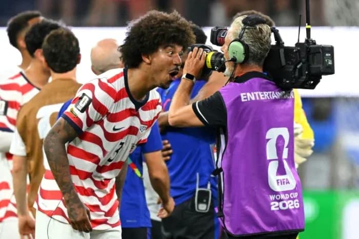 Jugador de EE. UU. celebrando ante cámara de televisión