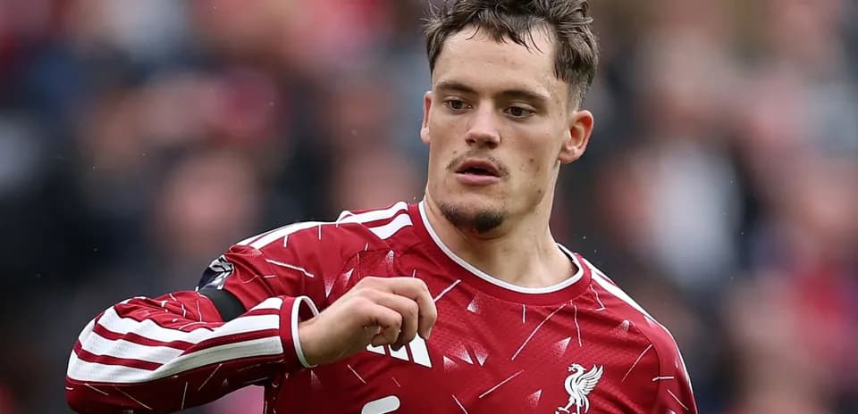Jugador de Liverpool corriendo en el campo