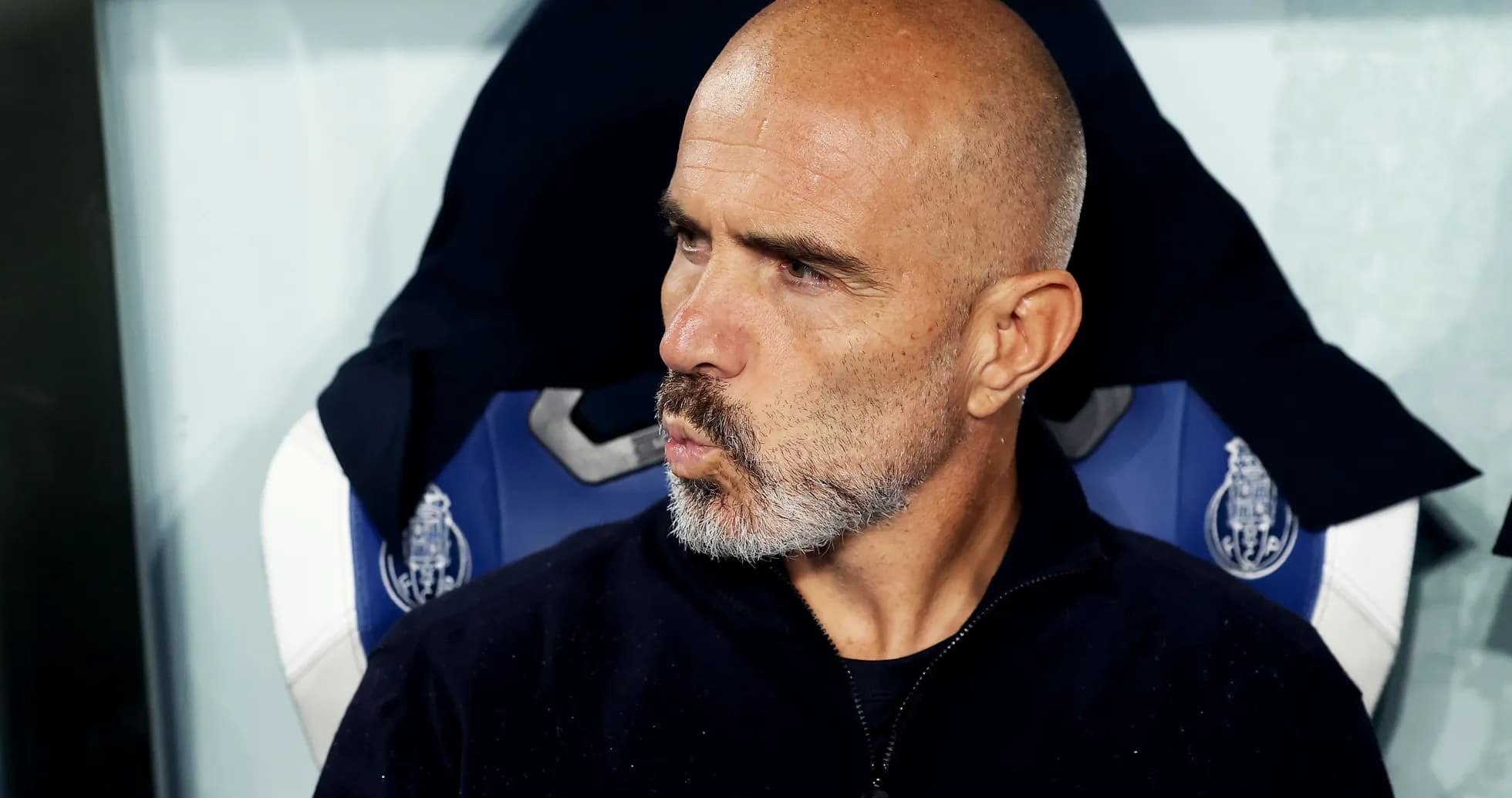 Entrenador sentado en el banquillo durante partido