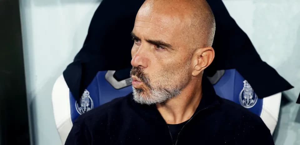 Entrenador sentado en el banquillo durante partido