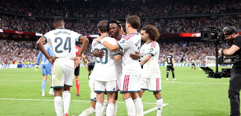 Jugadores celebrando un gol en el campo