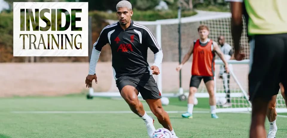 Jugador entrenando con balón en el campo