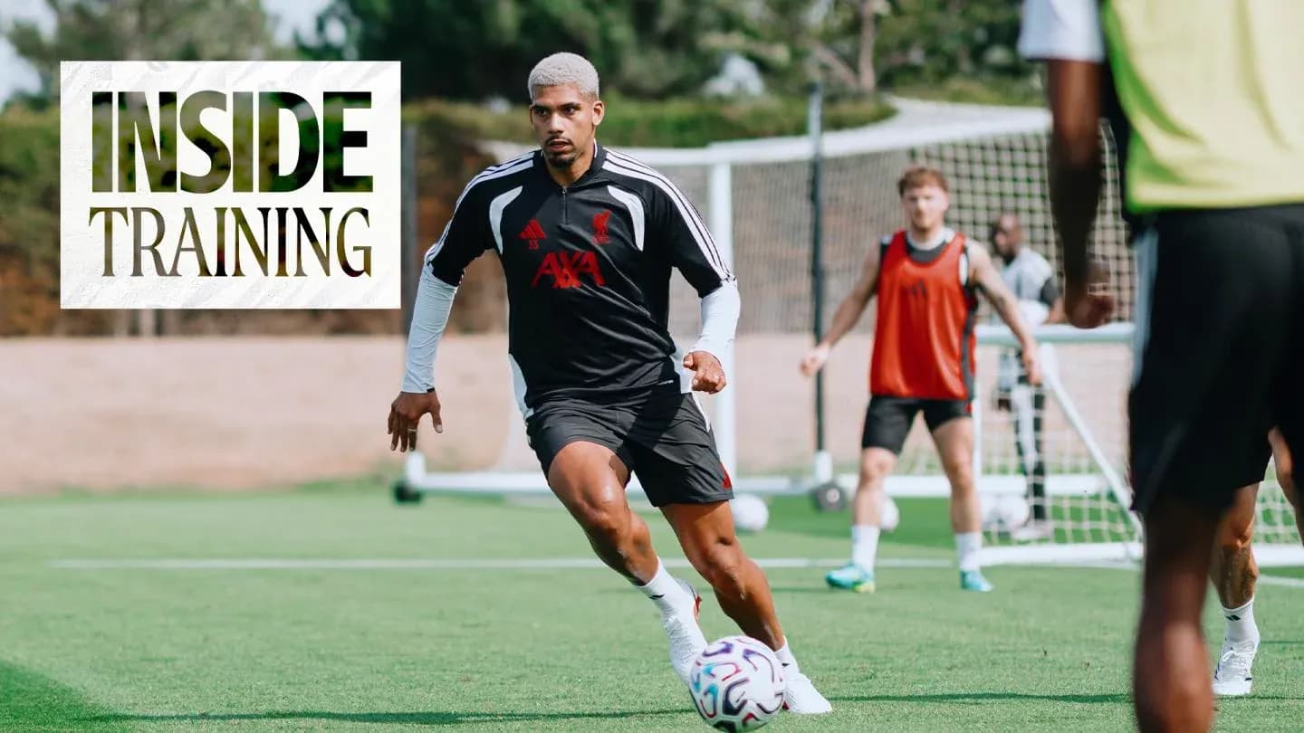 Jugador entrenando con balón en el campo