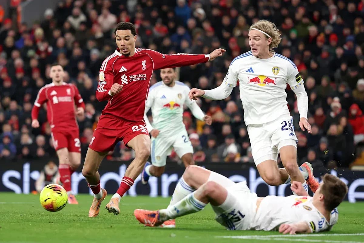 Jugador de Liverpool driblando frente a oponentes de Leeds