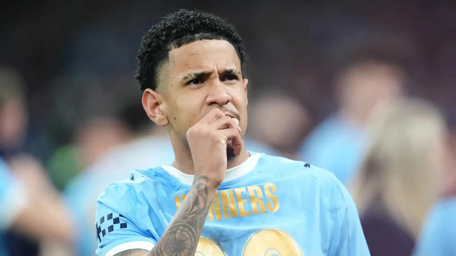 Jugador pensativo en el campo durante el partido