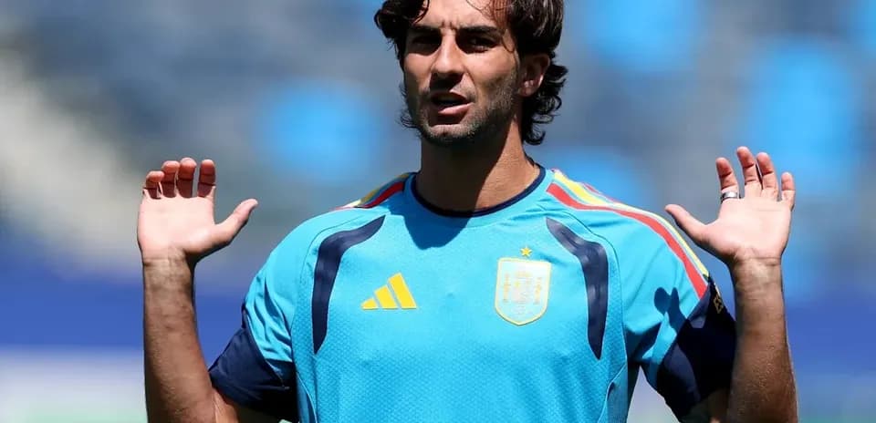 Jugador de España en entrenamiento levantando las manos