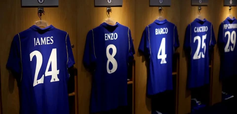 Camisetas del Chelsea en vestuario con nombres y números