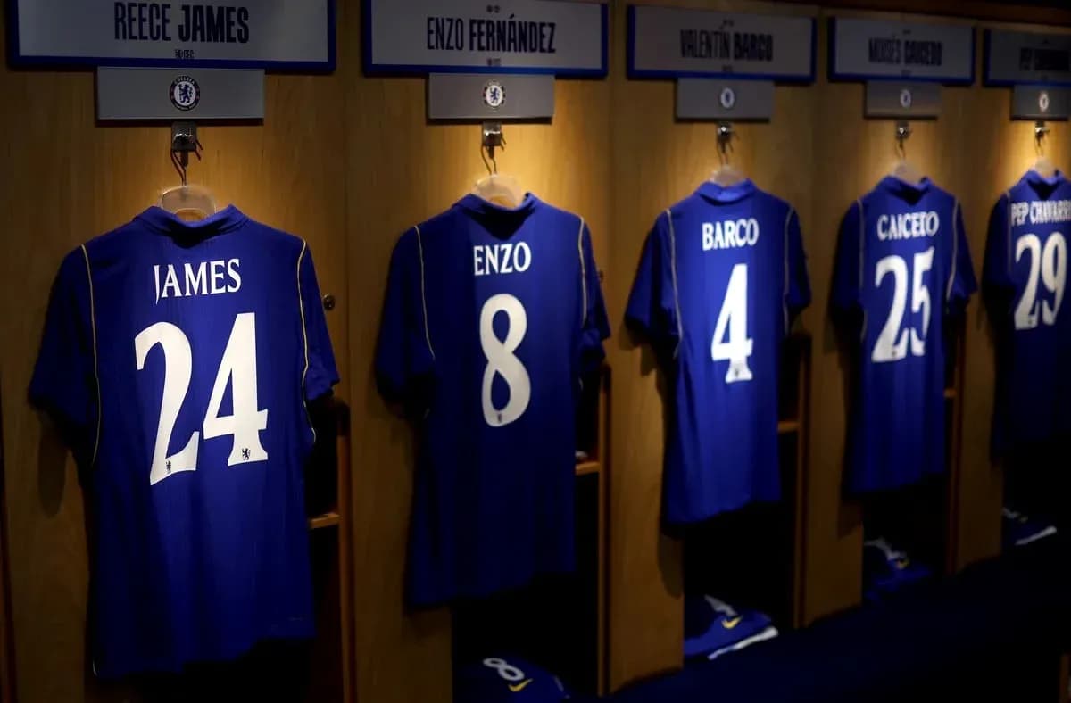 Camisetas del Chelsea en vestuario con nombres y números