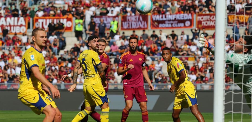 Jugadores de Hellas Verona en acción durante el partido