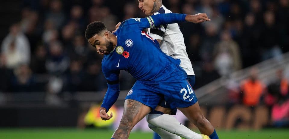 Jugador de Chelsea desafiando a oponente de Tottenham