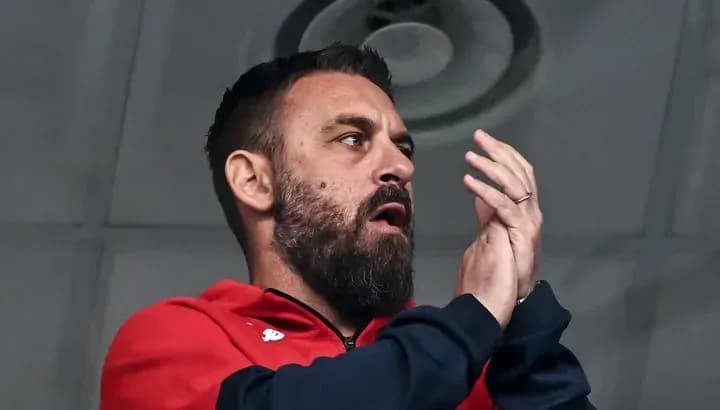 Hombre aplaudiendo en un ambiente deportivo