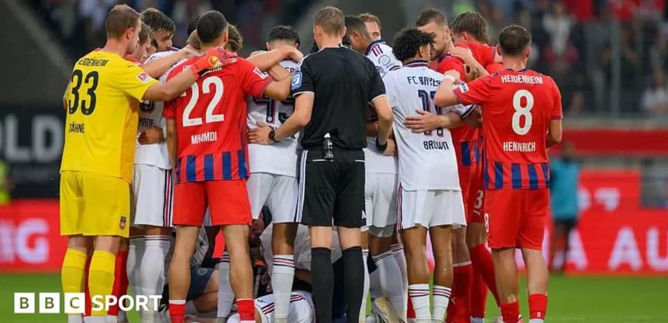 Jugadores reunidos alrededor de un compañero caído