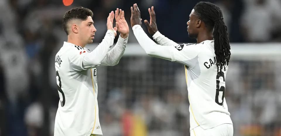 Dos jugadores chocando las manos en el campo