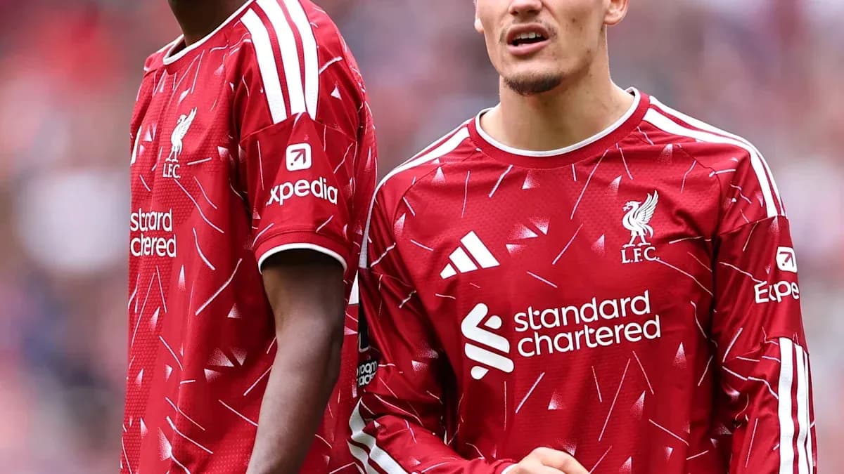 Jugadores de Liverpool en la cancha antes del partido