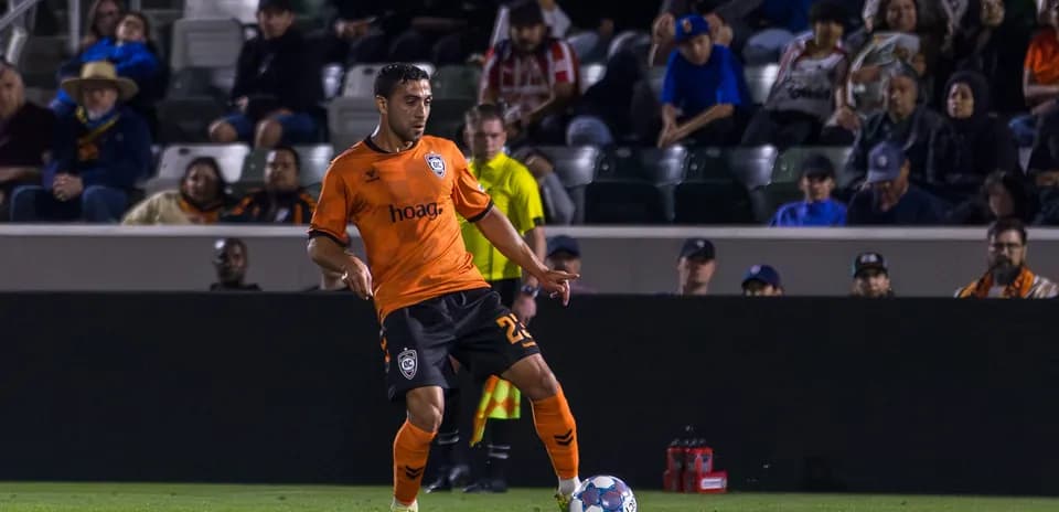 Jugador de Orange County SC en acción