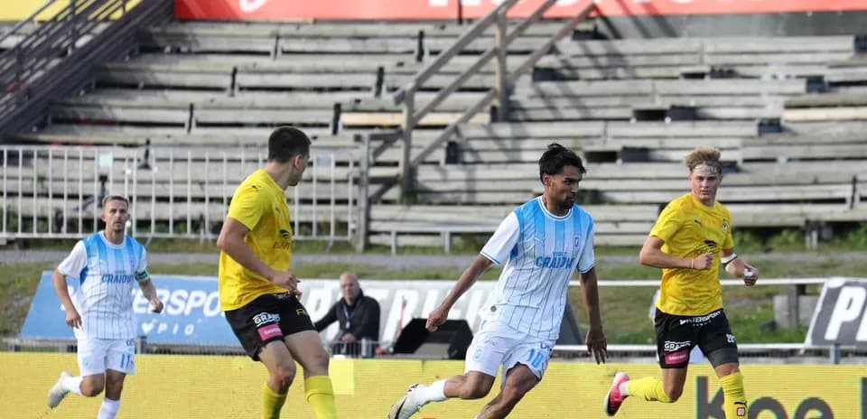Jugadores de Universitatea Craiova en acción