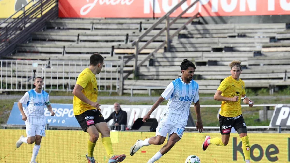 Jugadores de Universitatea Craiova en acción