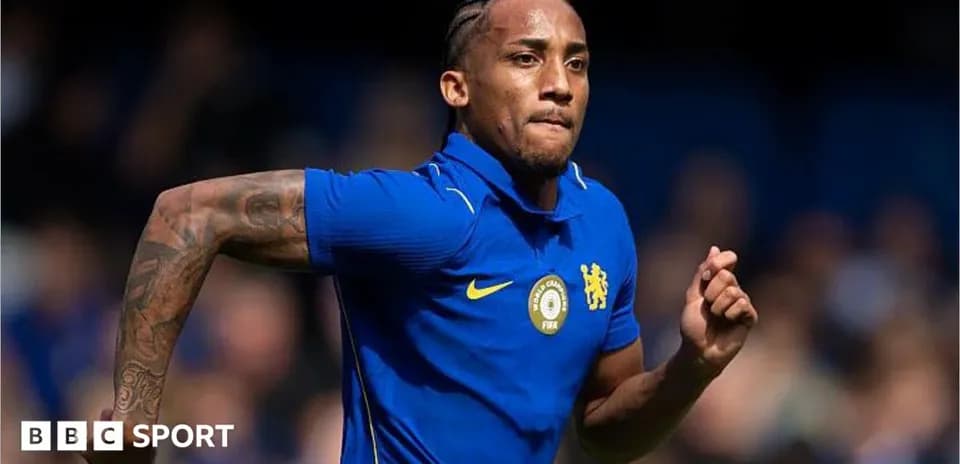 Jugador corriendo en uniforme del Chelsea FC