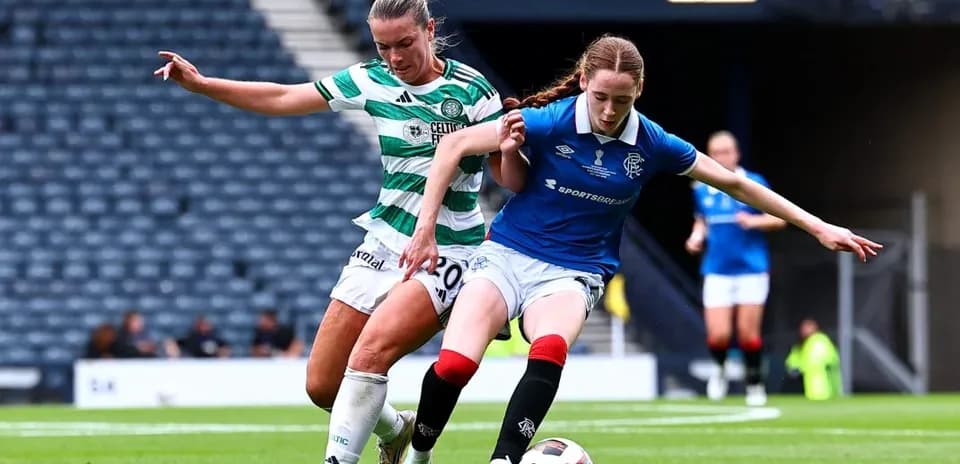 Jugadora de Celtic compitiendo por el balón con jugadora de Rangers