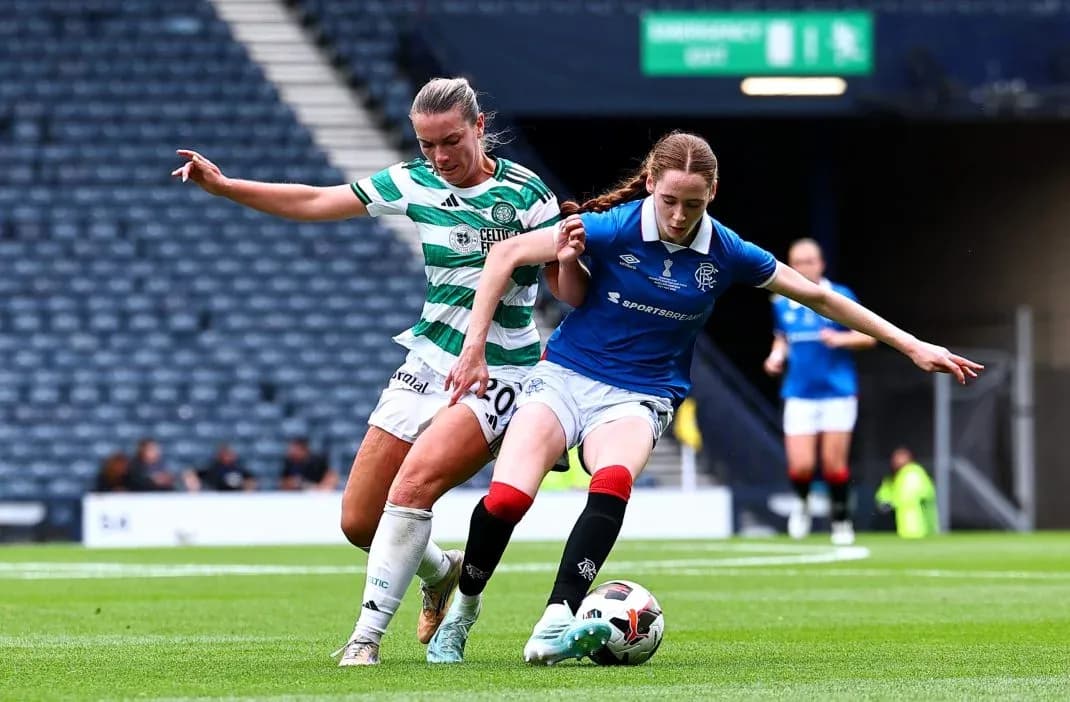 Jugadora de Celtic compitiendo por el balón con jugadora de Rangers