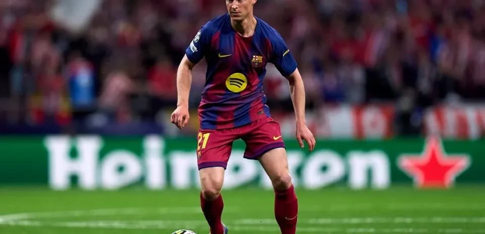 Jugador de Barcelona con balón en partido