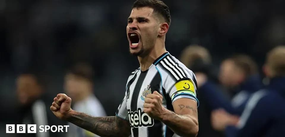 Jugador de Newcastle celebrando con los puños en alto