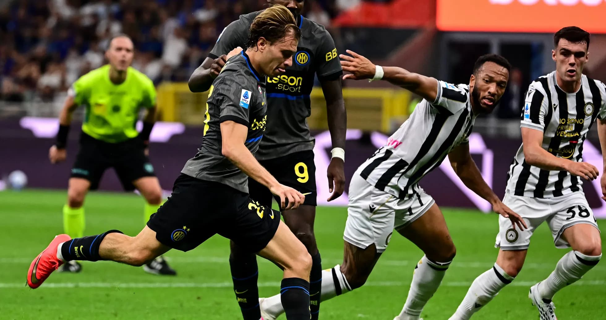 Jugador de Inter corriendo con el balón durante el partido