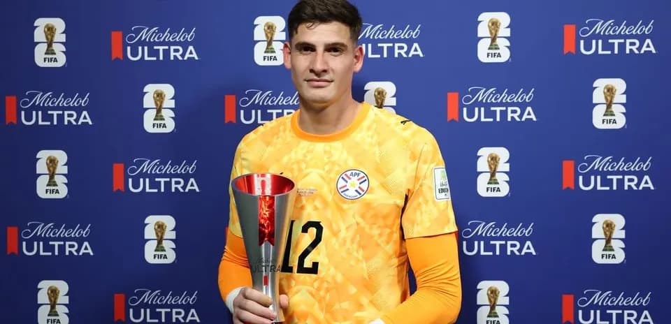 Portero sosteniendo trofeo en evento FIFA