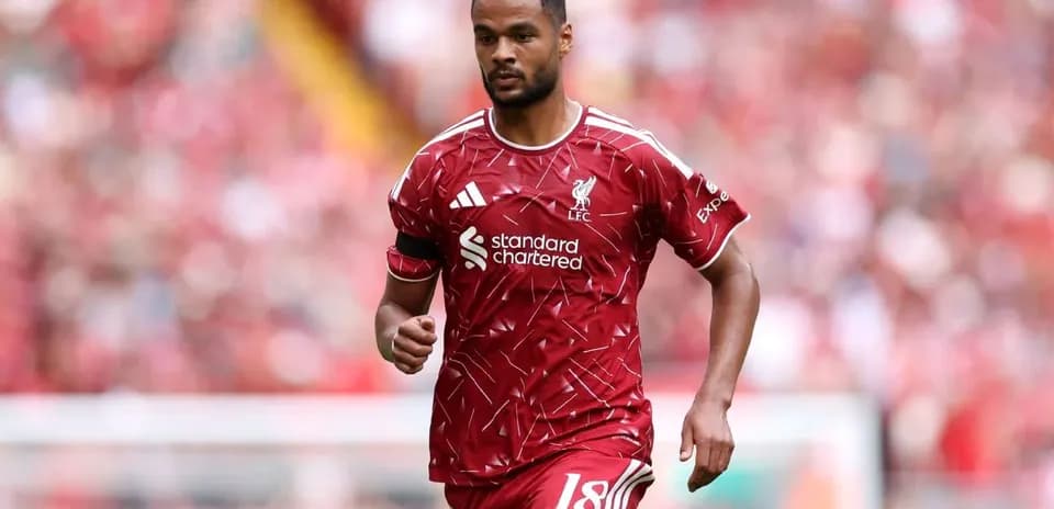 Jugador de Liverpool corriendo en el campo