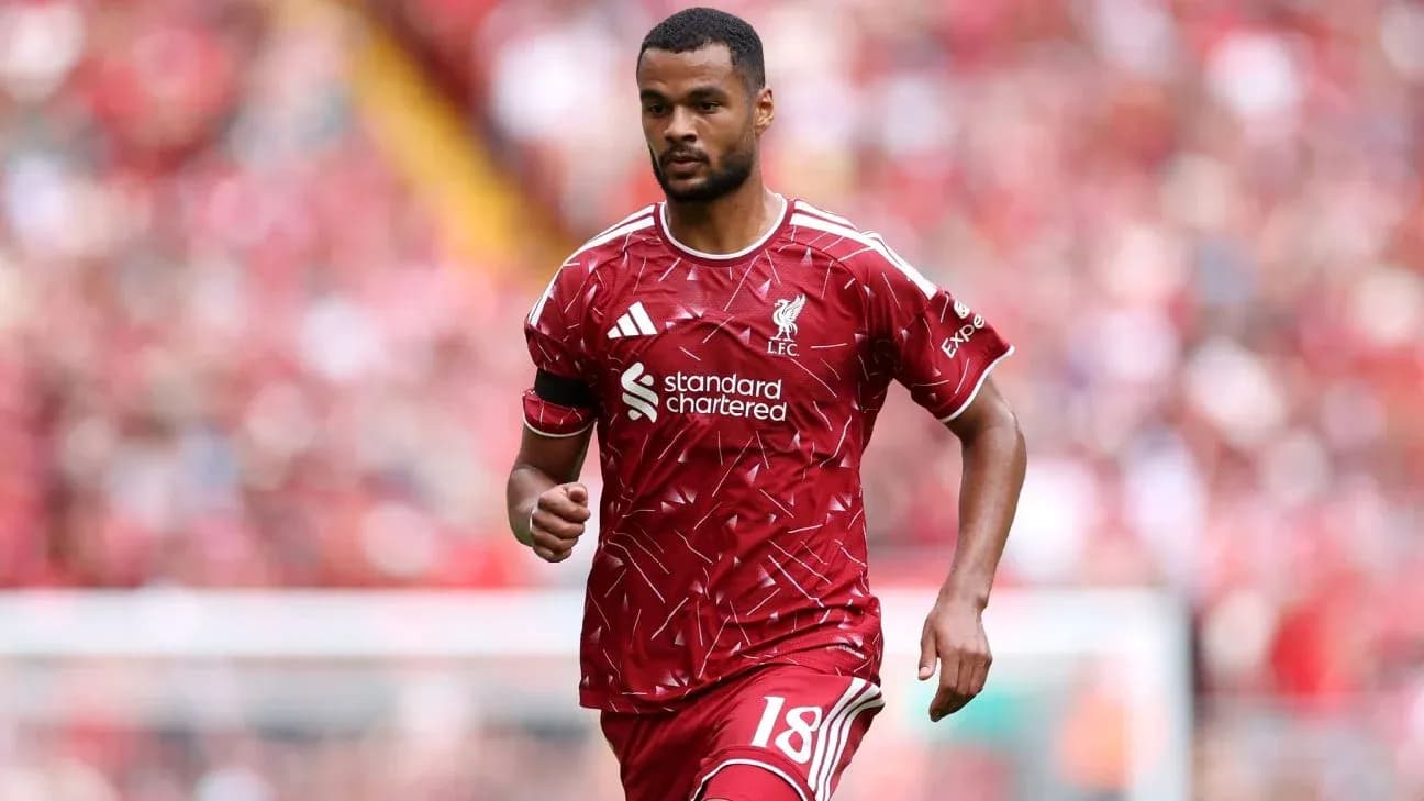 Jugador de Liverpool corriendo en el campo