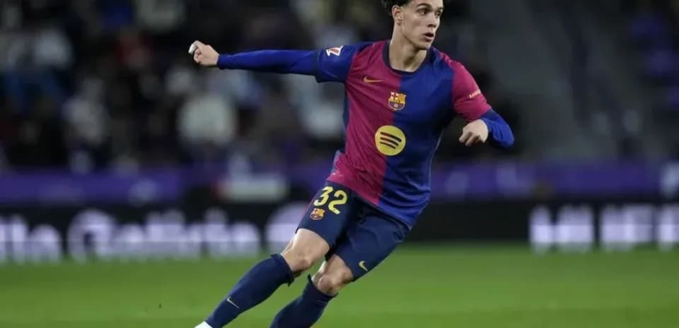 Jugador de Barcelona corriendo con el balón durante partido