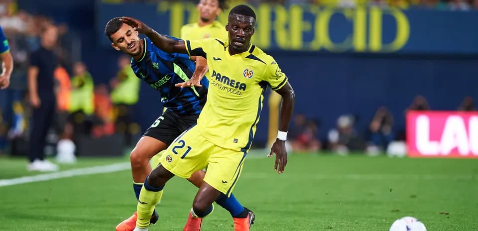 Jugador de Villarreal regateando a oponente de equipo rival