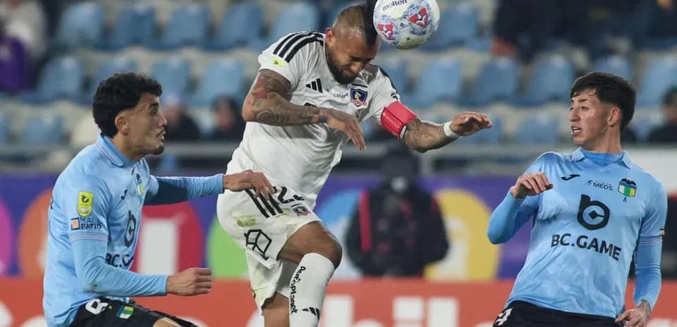 Jugadores de Colo Colo y O'Higgins en acción