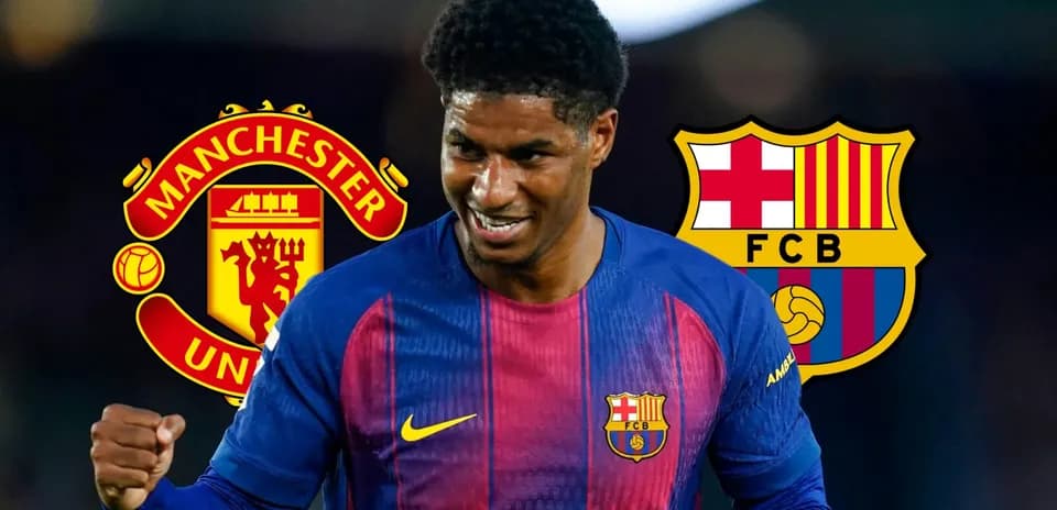 Jugador de fútbol sonriendo con camisetas de clubes