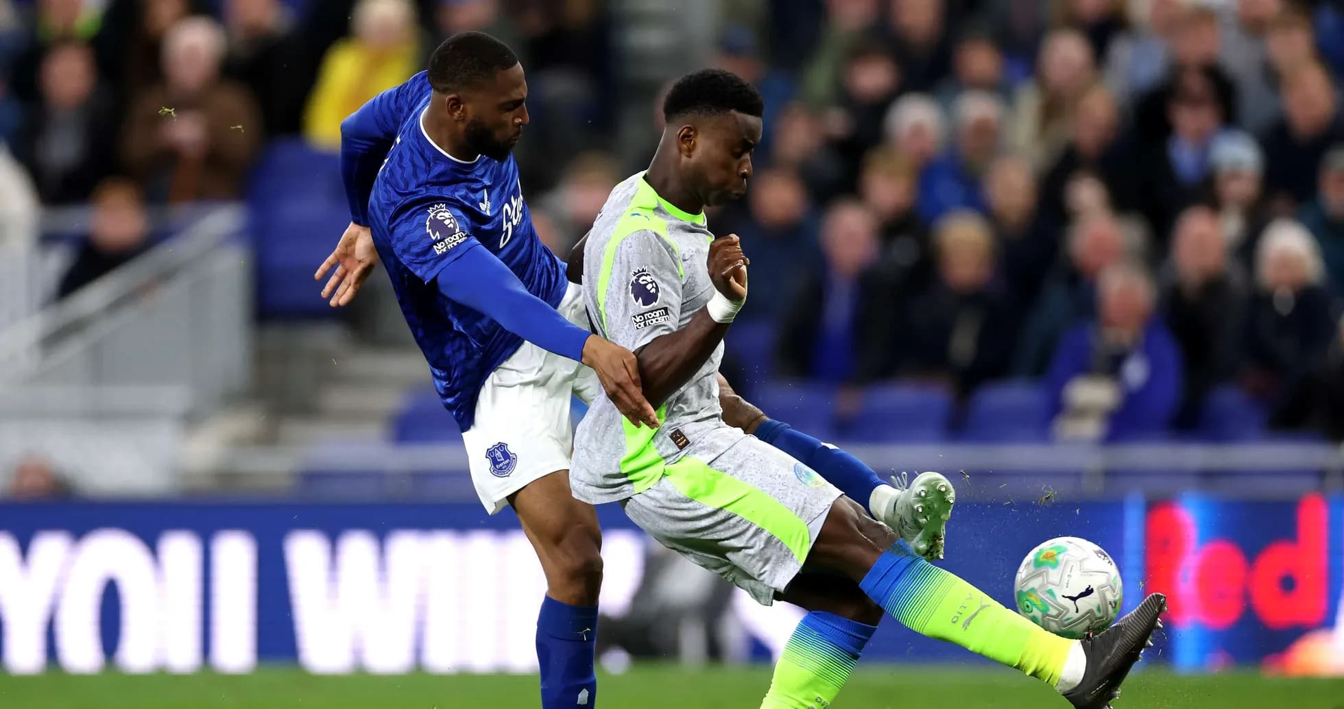 Jugador de Everton compitiendo por el balón
