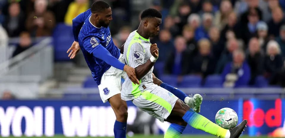 Jugador de Everton compitiendo por el balón