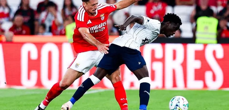 Jugador de Benfica disputando el balón