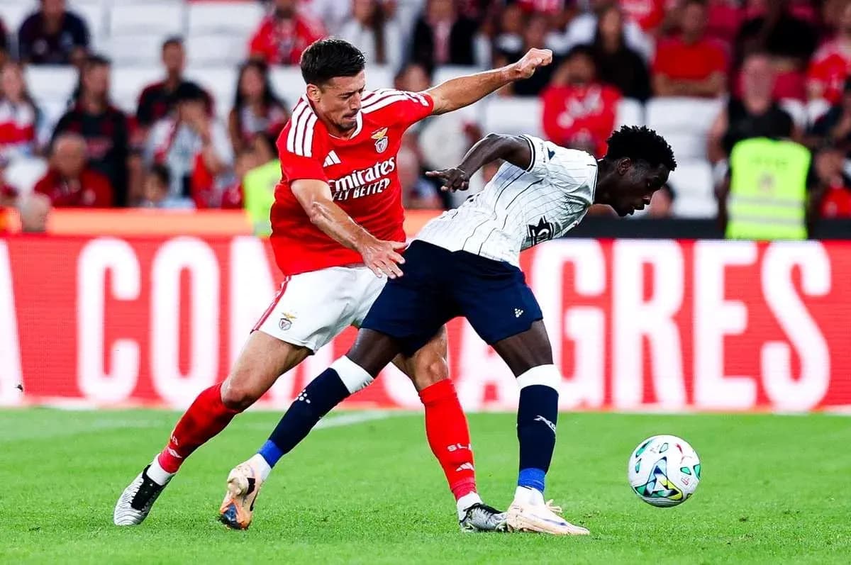 Jugador de Benfica disputando el balón