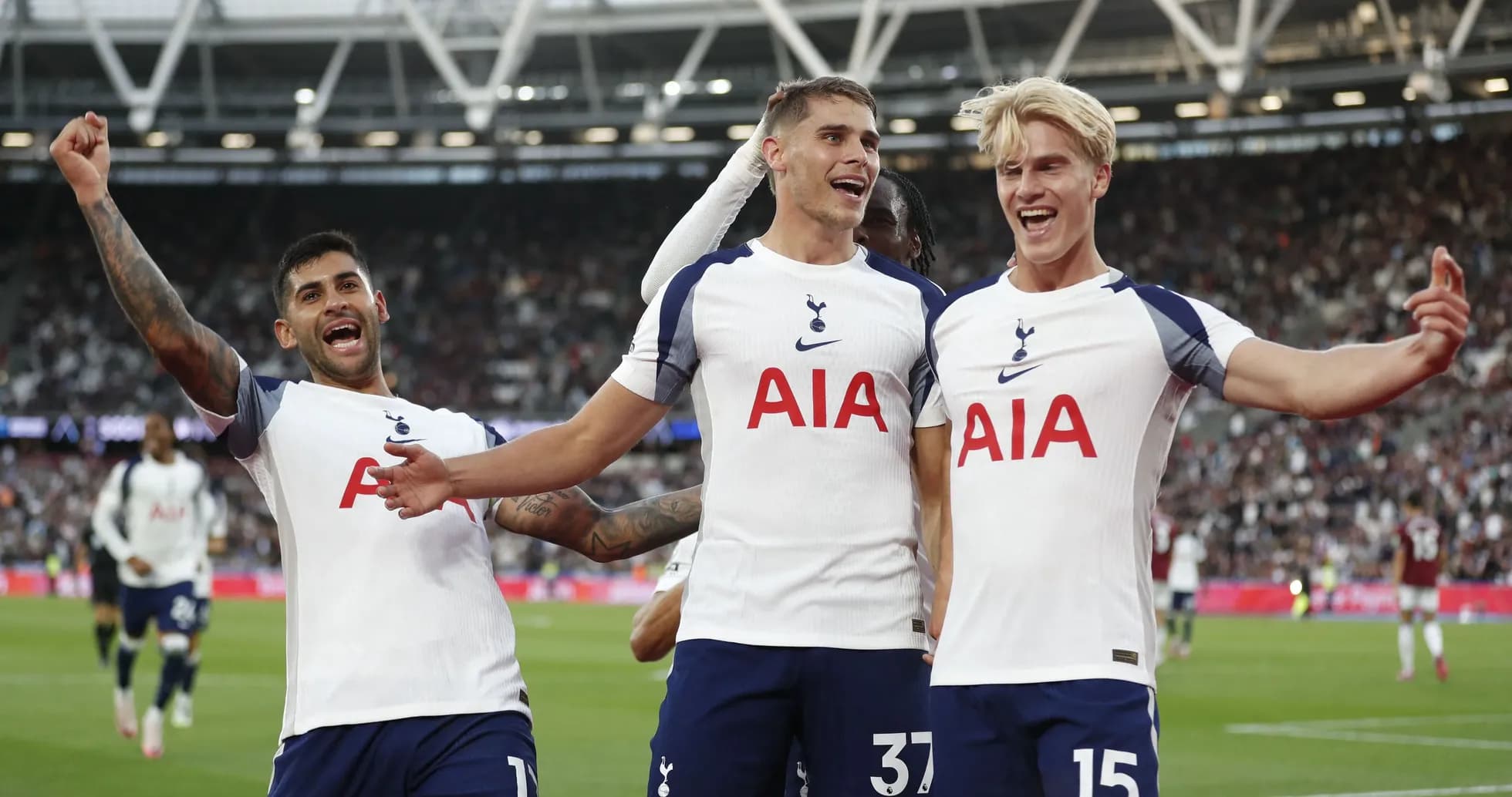 Jugadores de Tottenham celebrando un gol en el partido