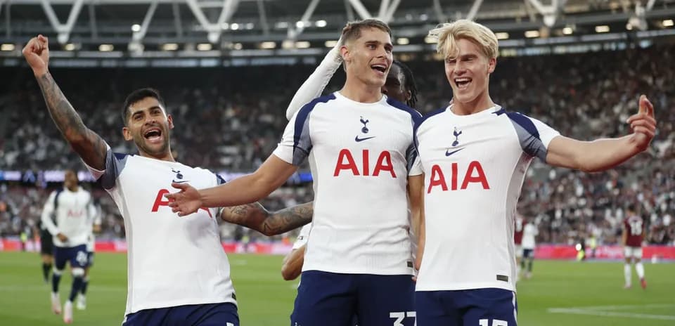 Jugadores de Tottenham celebrando un gol en el partido