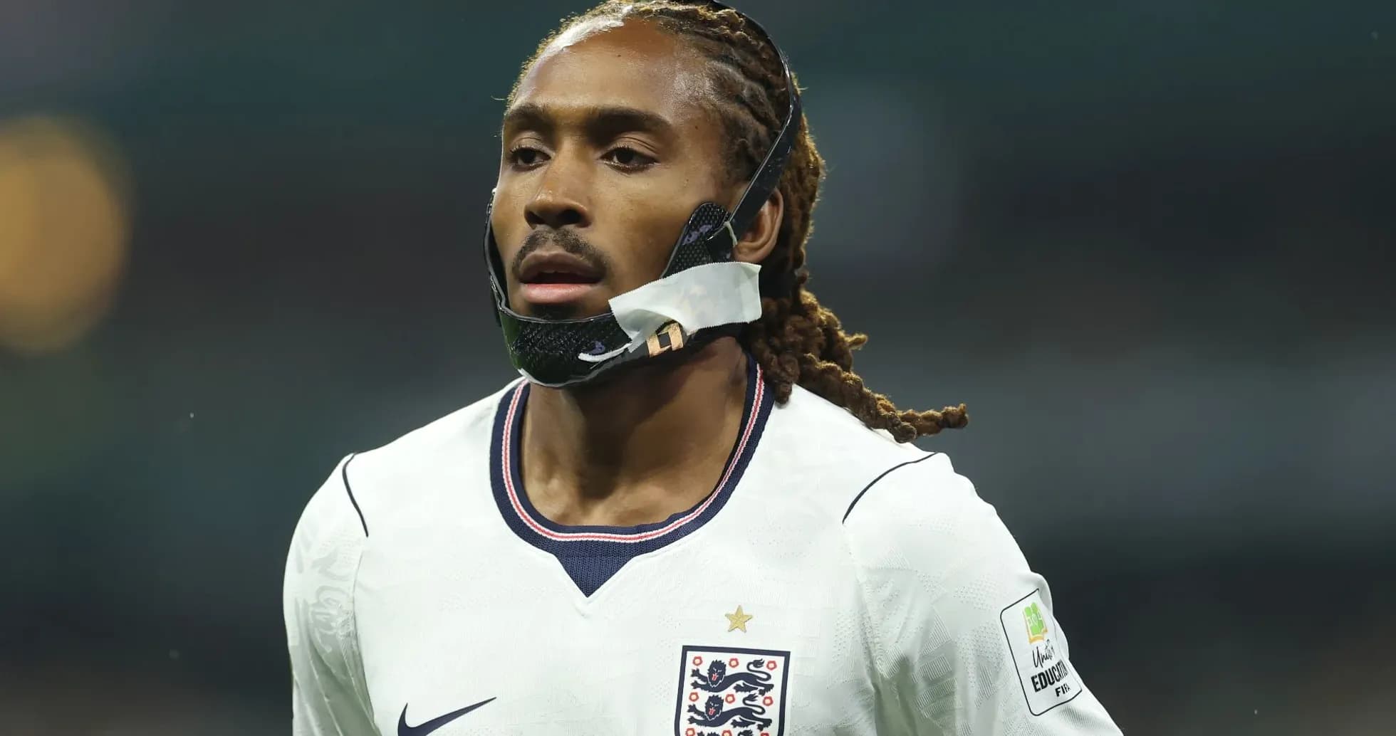 Jugador de Inglaterra con máscara en el campo